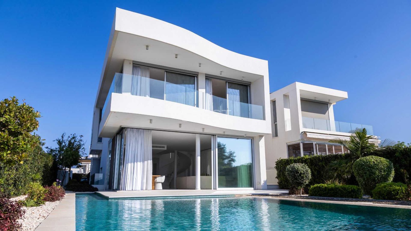 Generous Living Space Villas / Houses in Coral Bay with 5 bedrooms