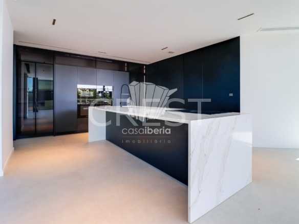 Generous Living Space Detached House in Faro  with 4 bedrooms