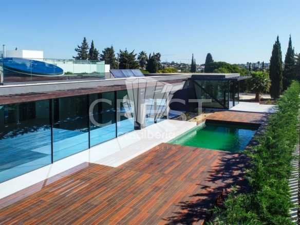 Generous Living Space Detached House in Faro  with 4 bedrooms