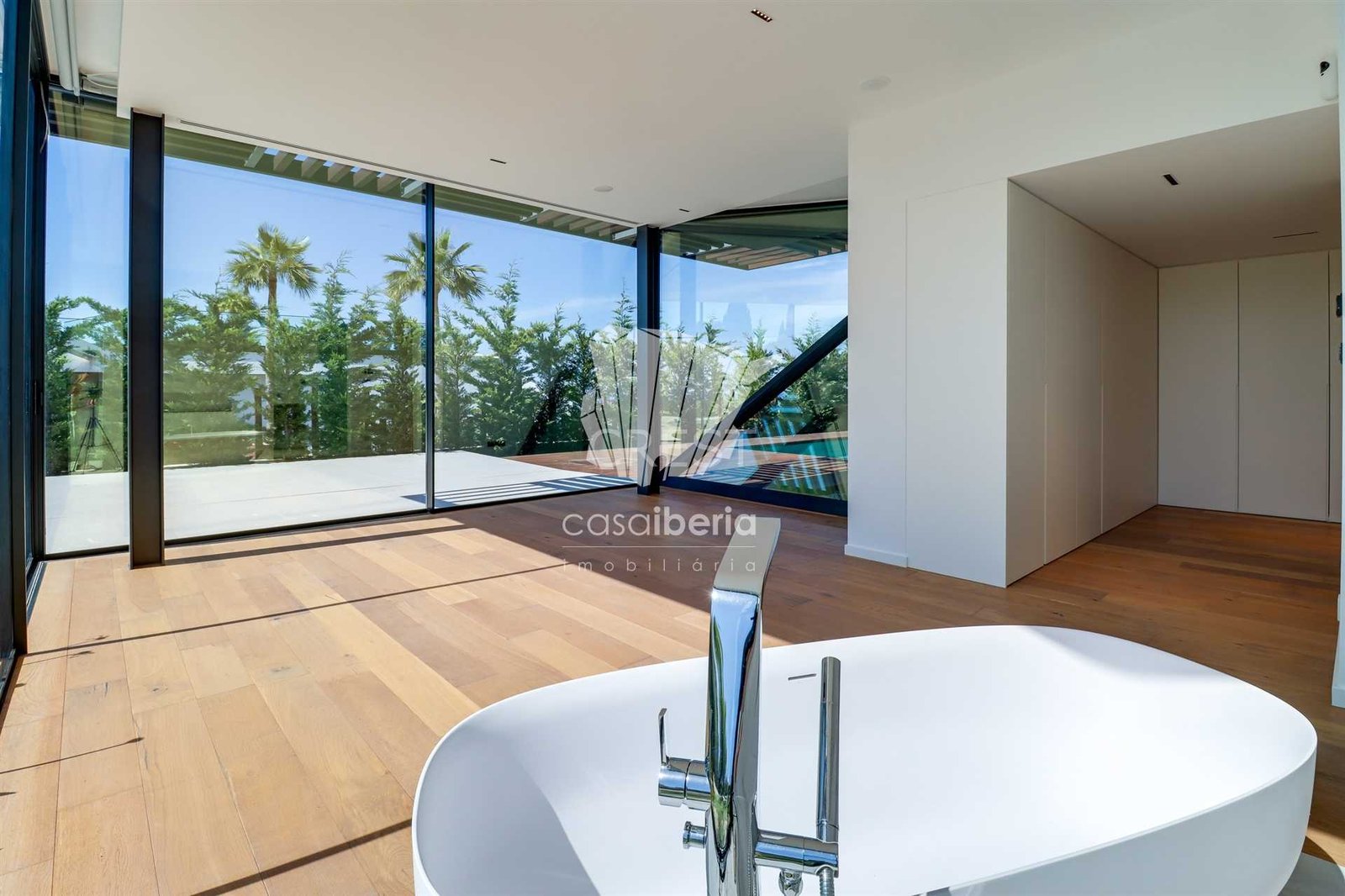 Generous Living Space Detached House in Faro  with 4 bedrooms