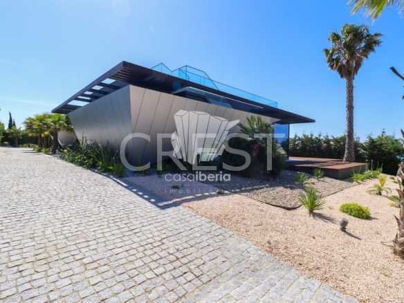 Generous Living Space Detached House in Faro  with 4 bedrooms