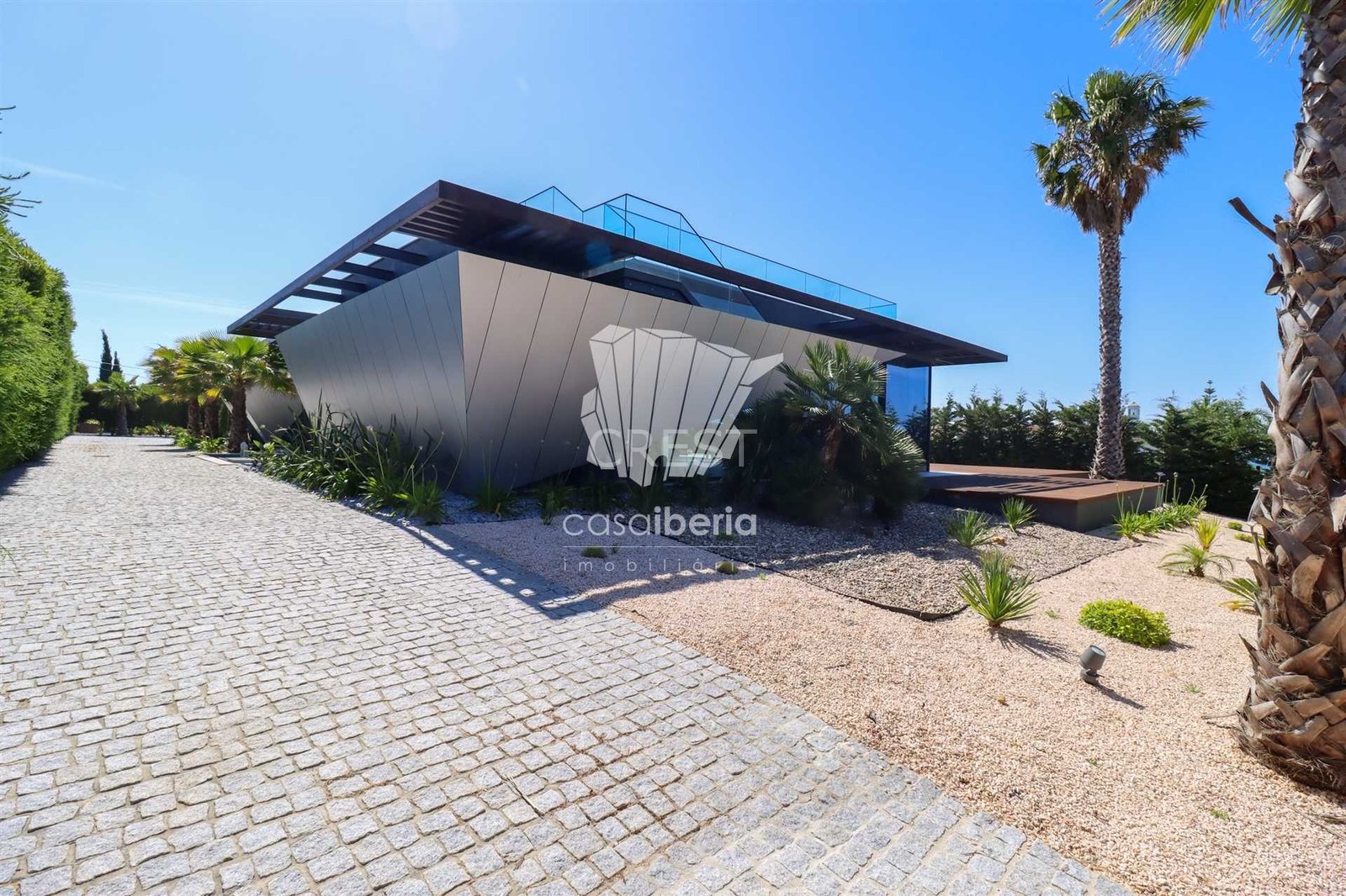 1079e25b4897 Generous Living Space Detached House in Faro with 4 bedrooms