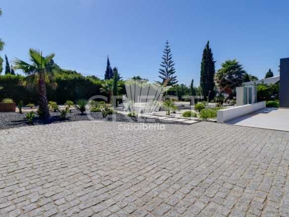 Generous Living Space Detached House in Faro  with 4 bedrooms