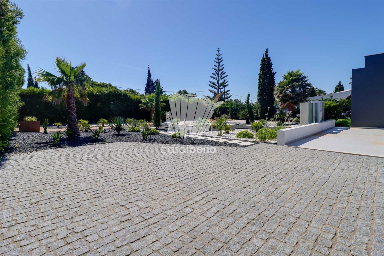 Generous Living Space Detached House in Faro  with 4 bedrooms