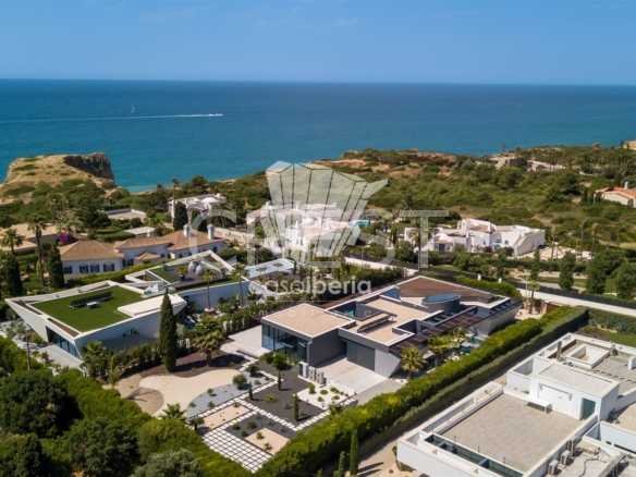 Generous Living Space Detached House in Faro  with 4 bedrooms