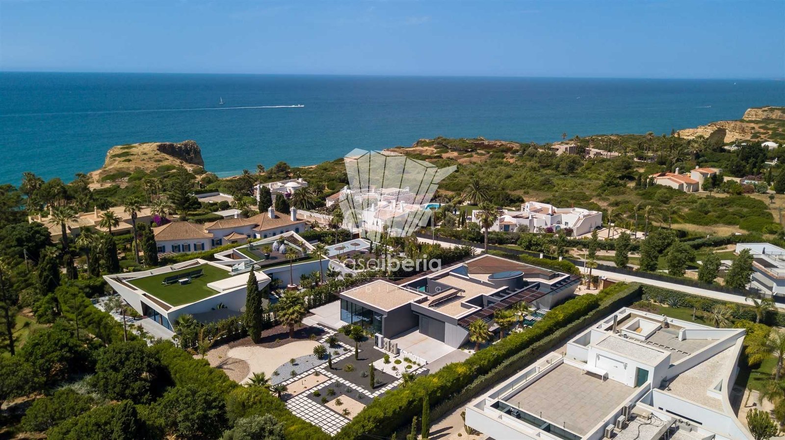 28d98c174897 Generous Living Space Detached House in Faro with 4 bedrooms