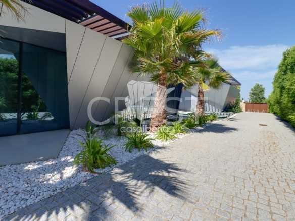 Generous Living Space Detached House in Faro  with 4 bedrooms