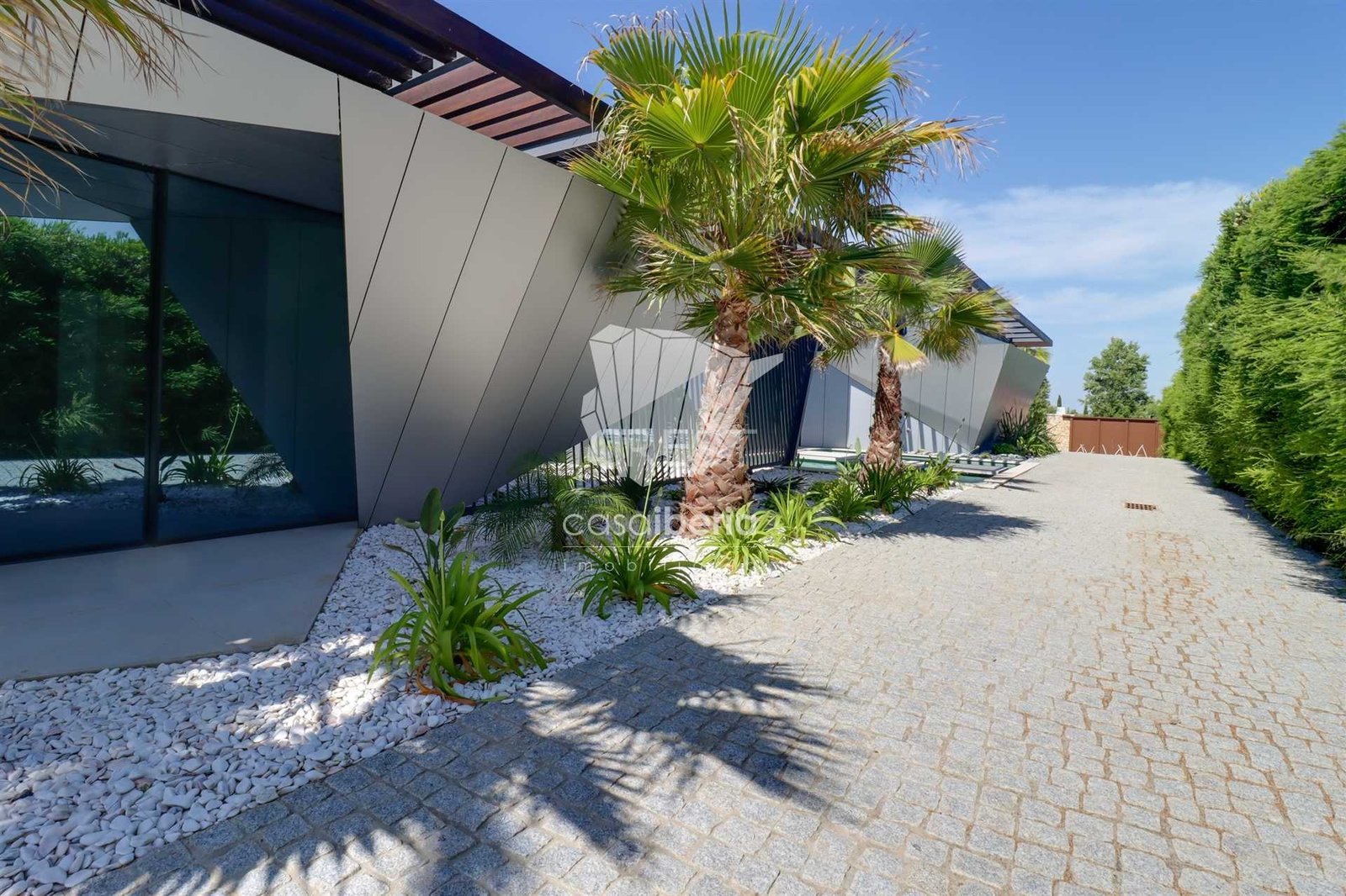 Generous Living Space Detached House in Faro  with 4 bedrooms