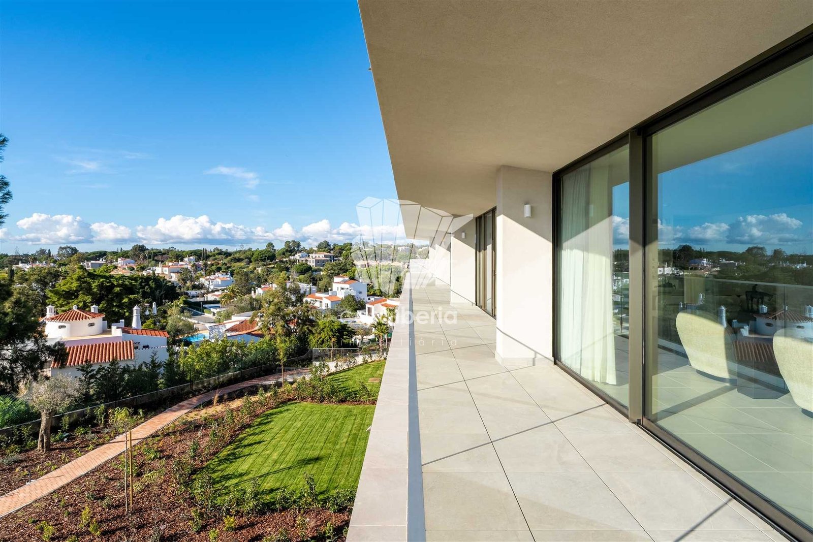 Generous Living Space Apartment in Faro  with 4 bedrooms