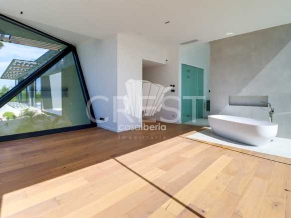 Generous Living Space Detached House in Faro  with 4 bedrooms