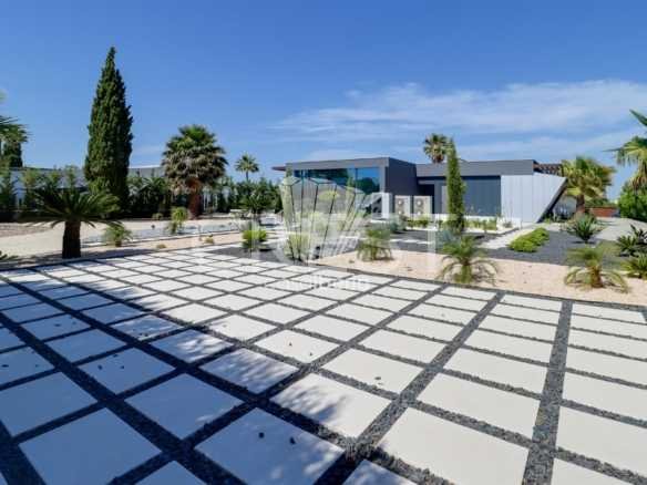 Generous Living Space Detached House in Faro  with 4 bedrooms