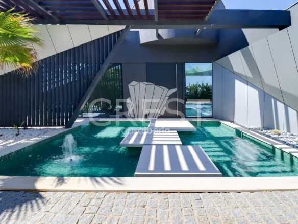 Generous Living Space Detached House in Faro  with 4 bedrooms