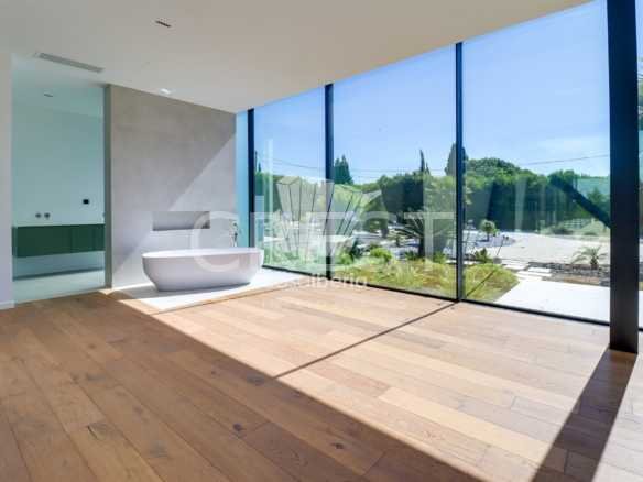 Generous Living Space Detached House in Faro  with 4 bedrooms