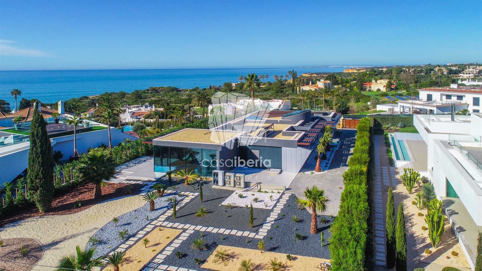 Generous Living Space Detached House in Faro  with 4 bedrooms