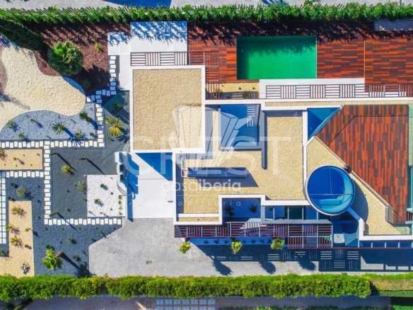 Generous Living Space Detached House in Faro  with 4 bedrooms