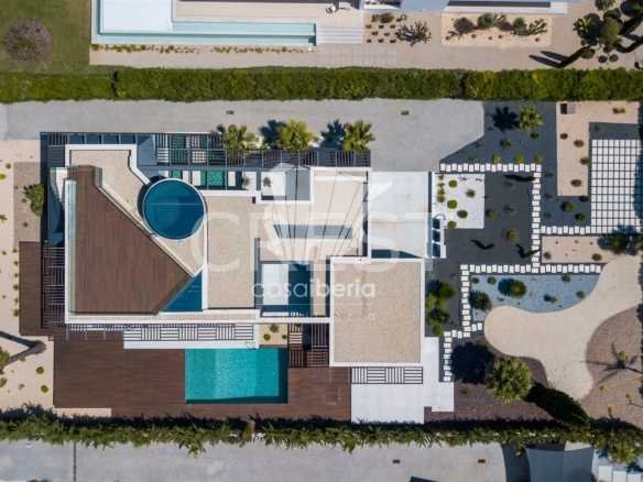Generous Living Space Detached House in Faro  with 4 bedrooms
