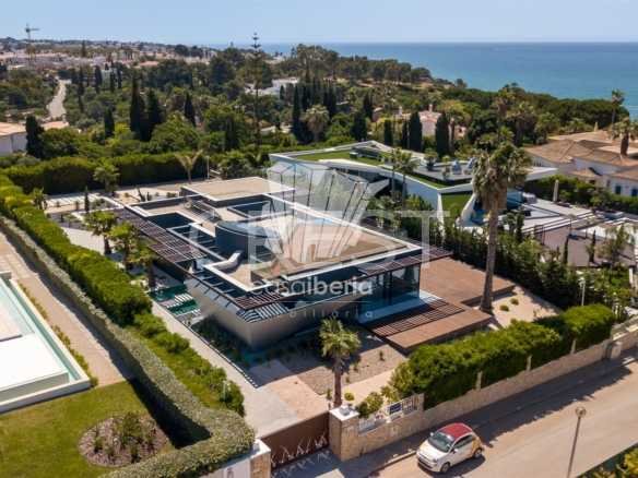 Generous Living Space Detached House in Faro  with 4 bedrooms