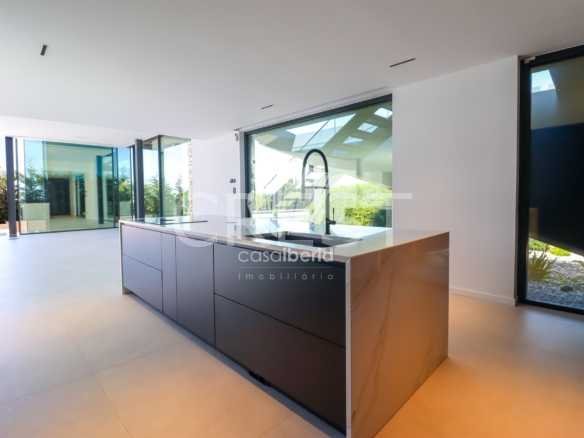 Generous Living Space Detached House in Faro  with 4 bedrooms