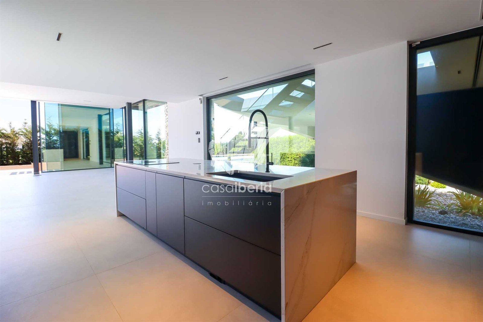 Generous Living Space Detached House in Faro  with 4 bedrooms
