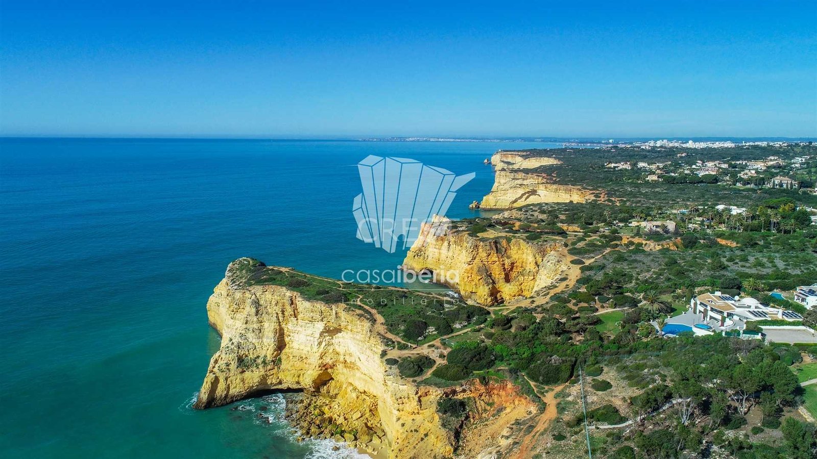 5e68d4a14897 Generous Living Space Detached House in Faro with 4 bedrooms