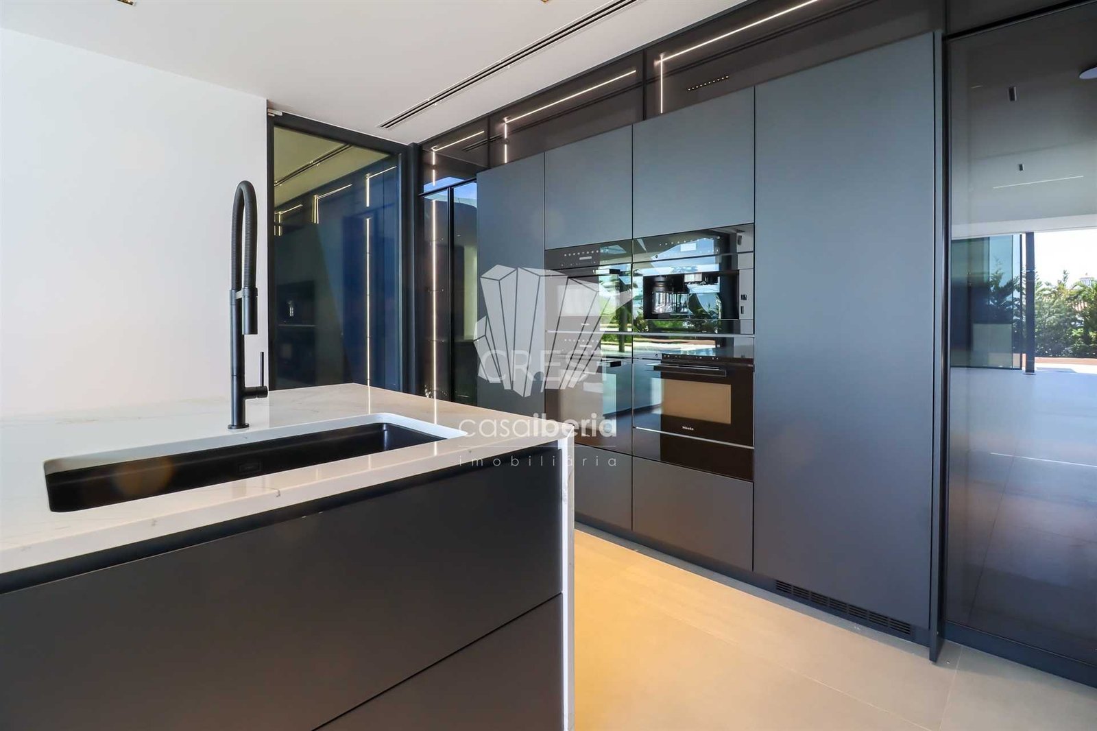 Generous Living Space Detached House in Faro  with 4 bedrooms