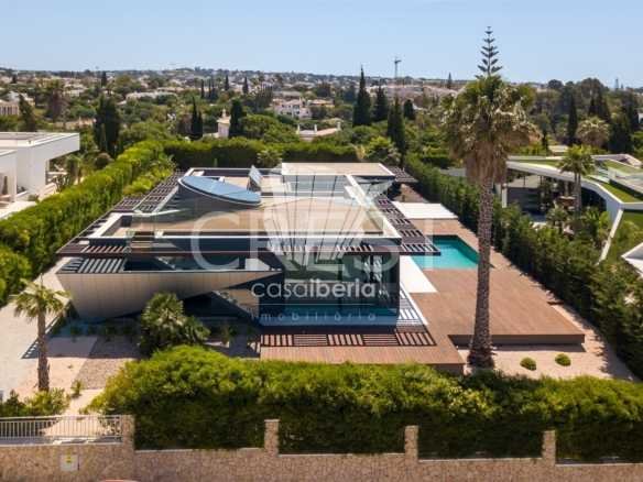 Generous Living Space Detached House in Faro  with 4 bedrooms