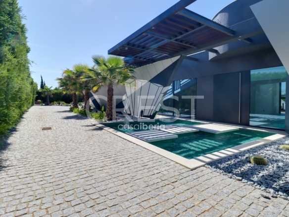 Generous Living Space Detached House in Faro  with 4 bedrooms