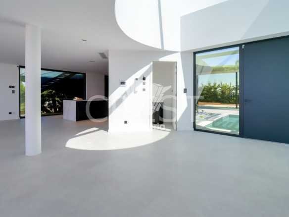 Generous Living Space Detached House in Faro  with 4 bedrooms