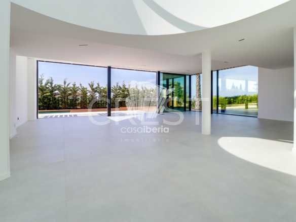 Generous Living Space Detached House in Faro  with 4 bedrooms