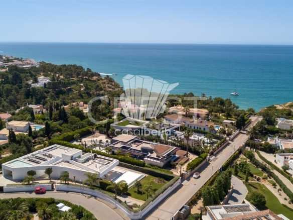 Generous Living Space Detached House in Faro  with 4 bedrooms