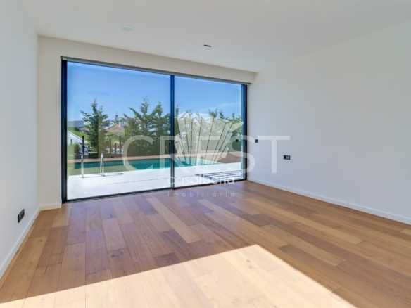 Generous Living Space Detached House in Faro  with 4 bedrooms
