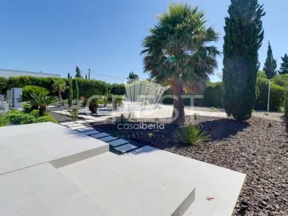 Generous Living Space Detached House in Faro  with 4 bedrooms