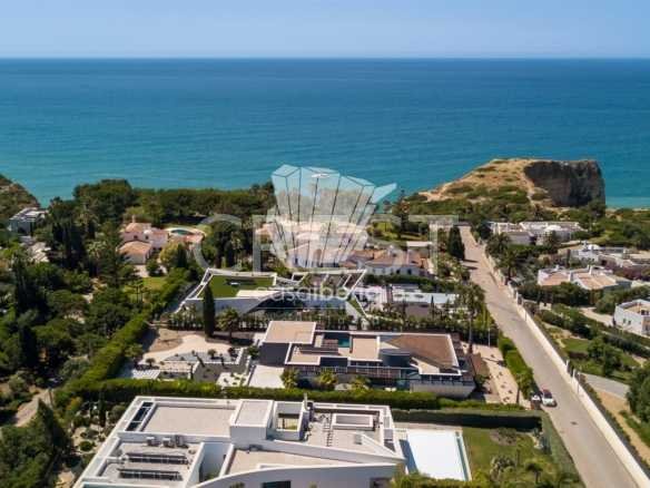 Generous Living Space Detached House in Faro  with 4 bedrooms