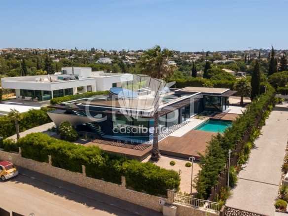 Generous Living Space Detached House in Faro  with 4 bedrooms
