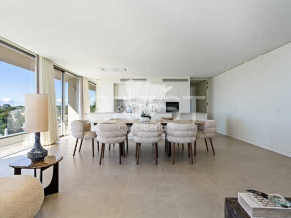 Generous Living Space Apartment in Faro  with 4 bedrooms