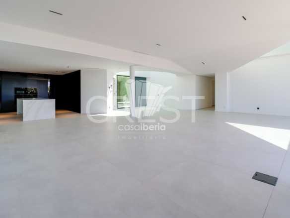 Generous Living Space Detached House in Faro  with 4 bedrooms