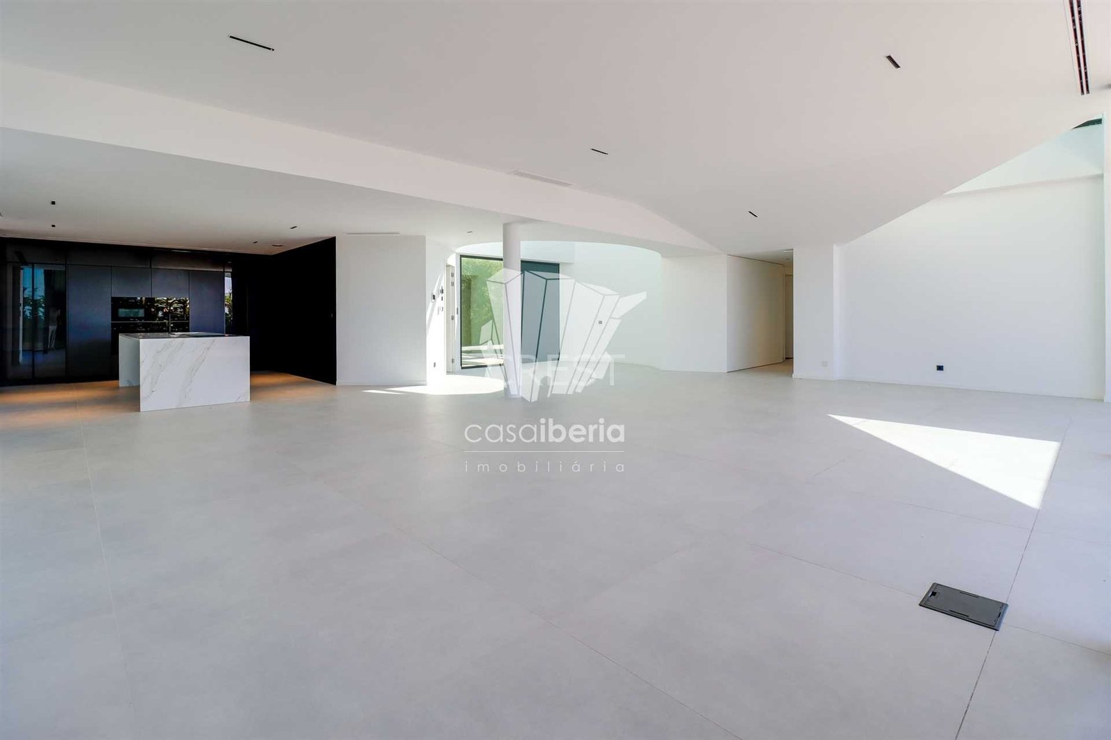 Generous Living Space Detached House in Faro  with 4 bedrooms