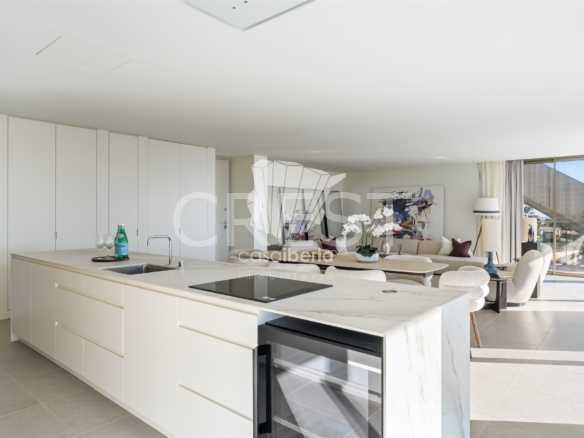 Generous Living Space Apartment in Faro  with 4 bedrooms