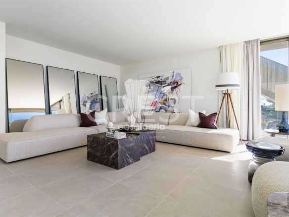Generous Living Space Apartment in Faro  with 4 bedrooms