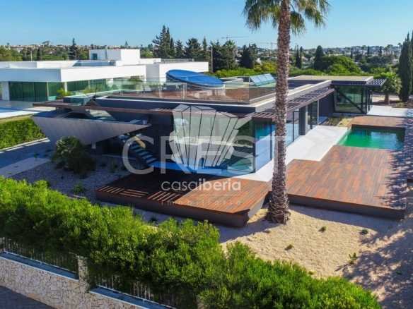 Generous Living Space Detached House in Faro  with 4 bedrooms