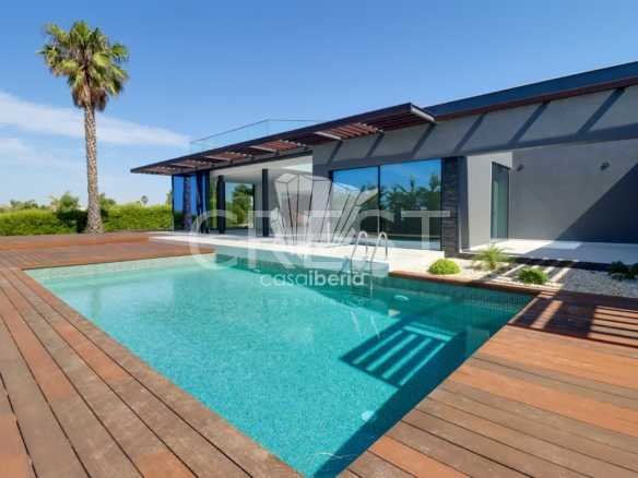 Generous Living Space Detached House in Faro  with 4 bedrooms