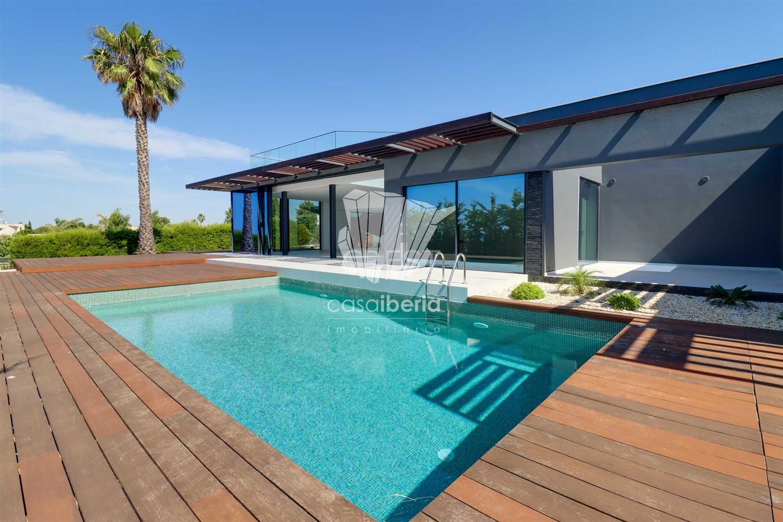Generous Living Space Detached House in Faro  with 4 bedrooms