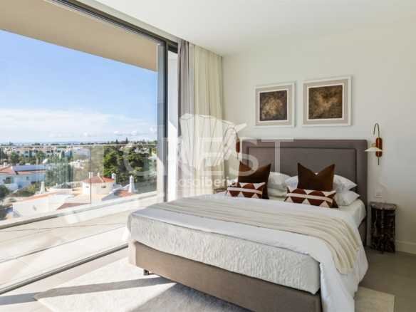 Generous Living Space Apartment in Faro  with 4 bedrooms