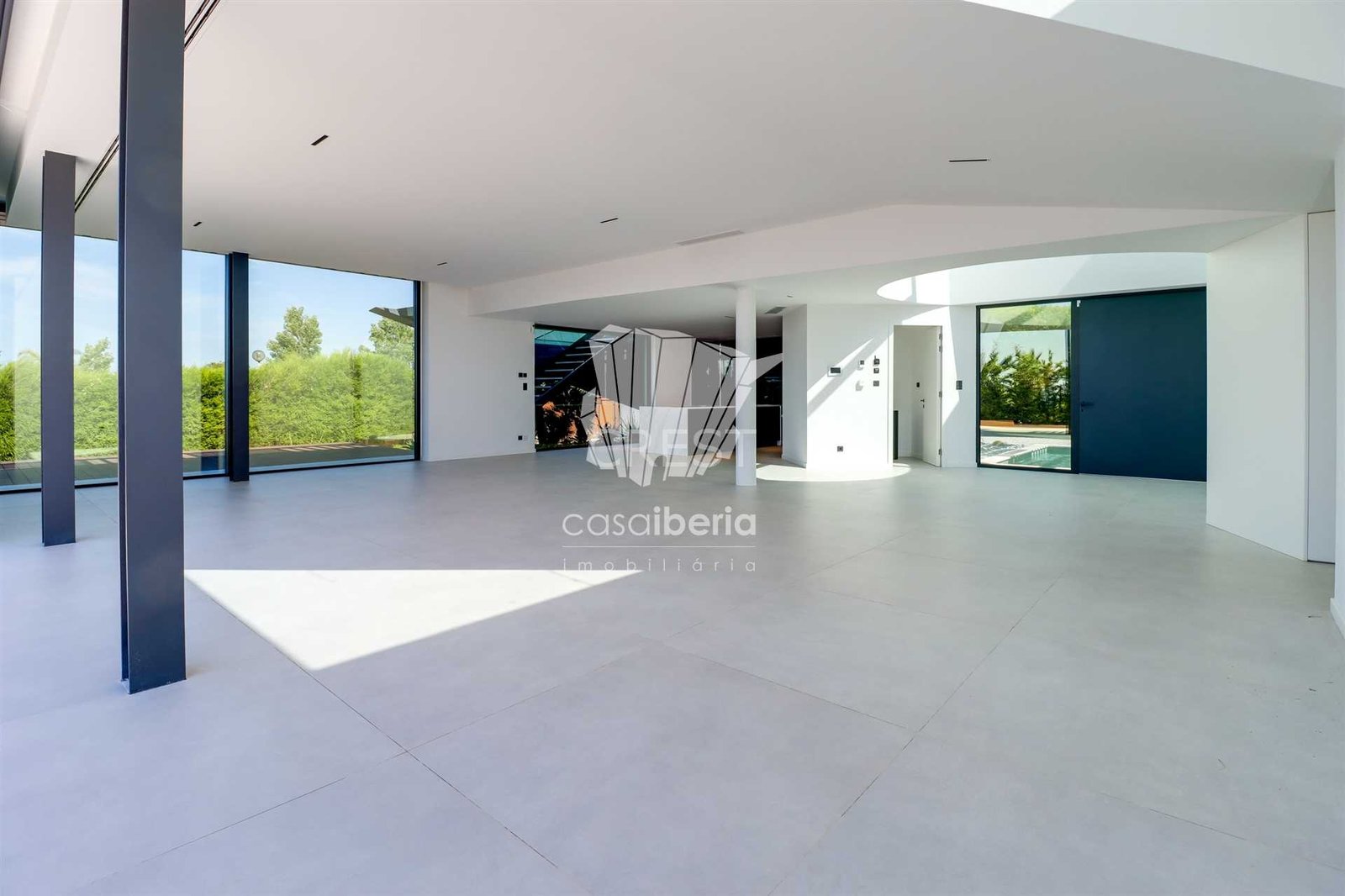 Generous Living Space Detached House in Faro  with 4 bedrooms