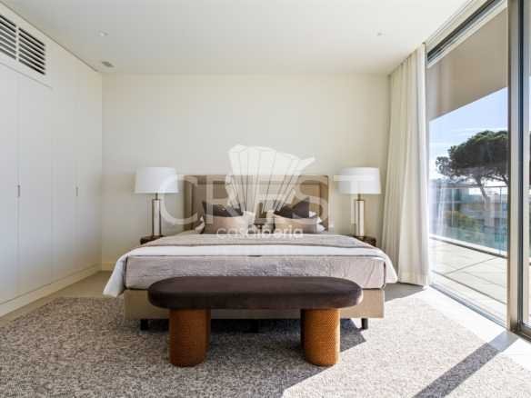 Generous Living Space Apartment in Faro  with 4 bedrooms