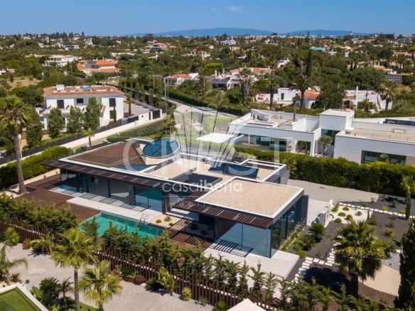 Generous Living Space Detached House in Faro  with 4 bedrooms