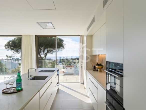 Generous Living Space Apartment in Faro  with 4 bedrooms