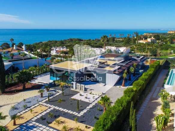 Generous Living Space Detached House in Faro  with 4 bedrooms