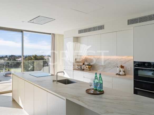 Generous Living Space Apartment in Faro  with 4 bedrooms