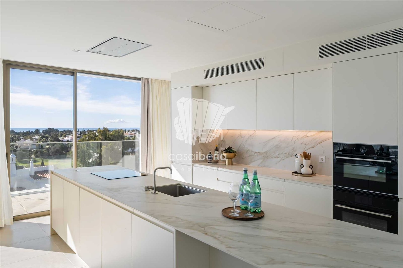 Generous Living Space Apartment in Faro  with 4 bedrooms